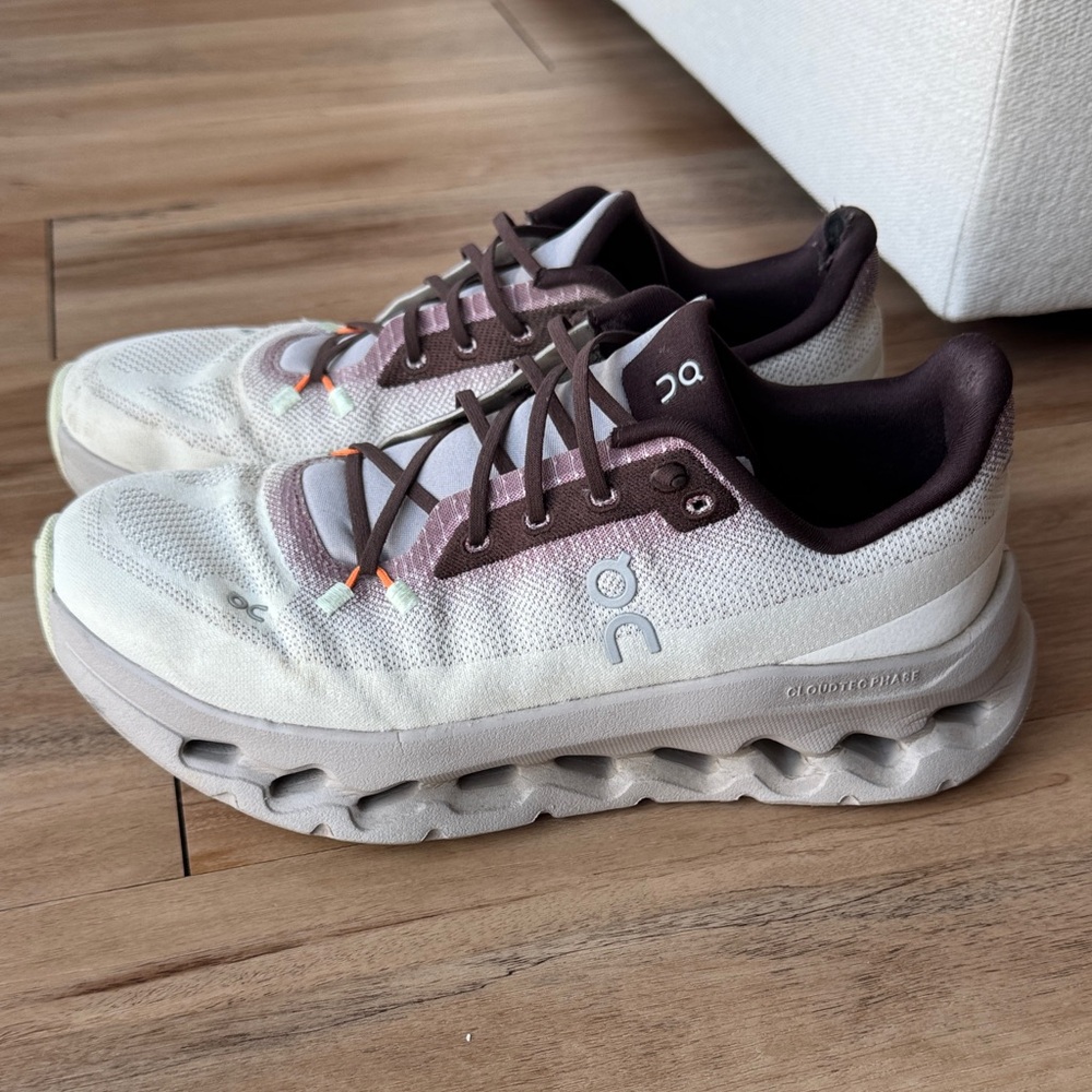 On Running White and Brown (cloudtilt in quartz/pearl)